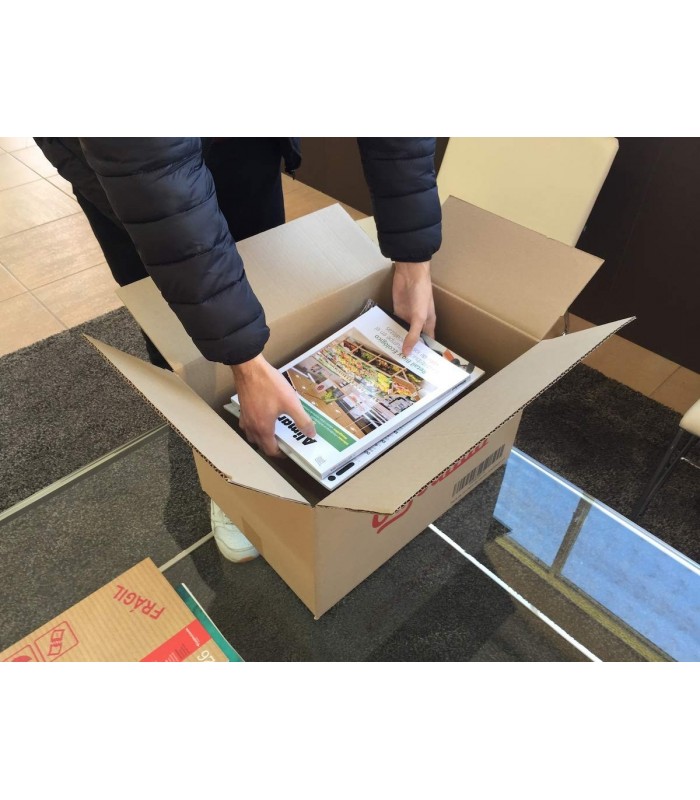 Caja de cartón de canal simple y calidad extra con logo Cajeando y sin asas, medida 43x30x25 cm. perfecta para mudanzas