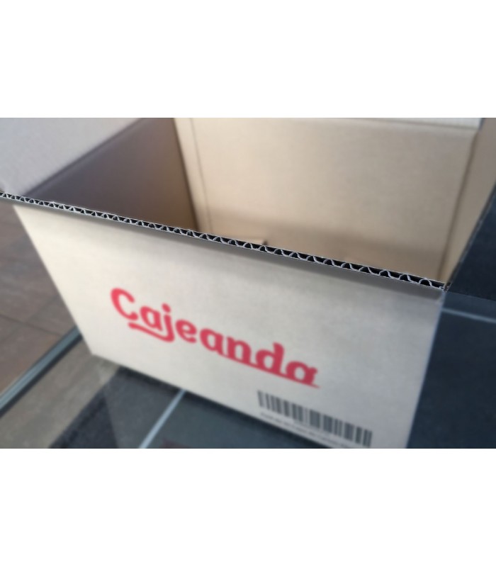 Caja de cartón de canal simple y calidad extra con logo Cajeando y sin asas, medida 43x30x25 cm. Detalle logo