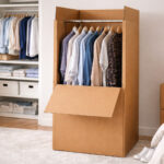 Caja de mudanza con ropa organizada